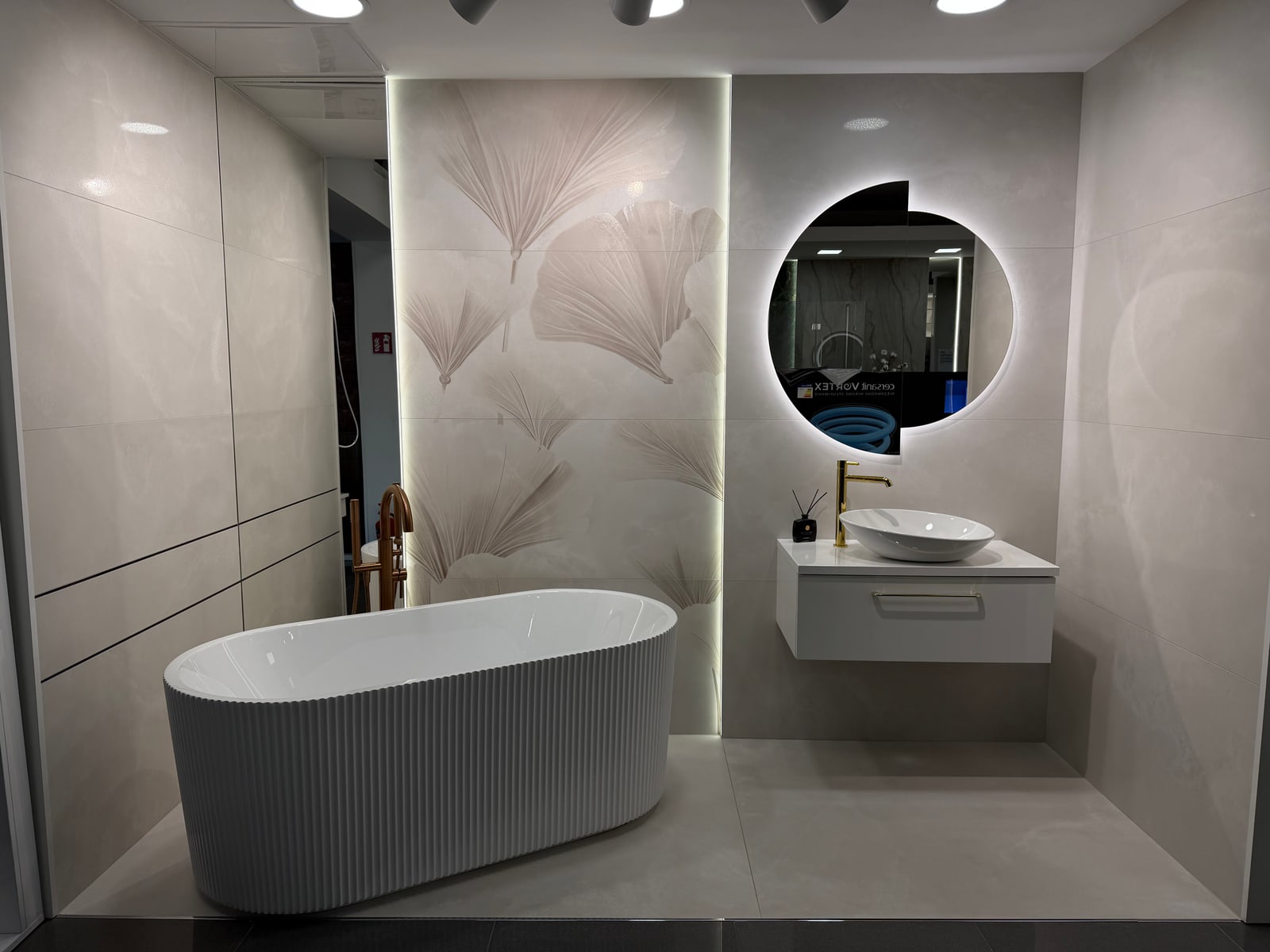 Ryflowana wanna i dekoracyjna ściana na ekspozycji salonu POLNA w Działdowie