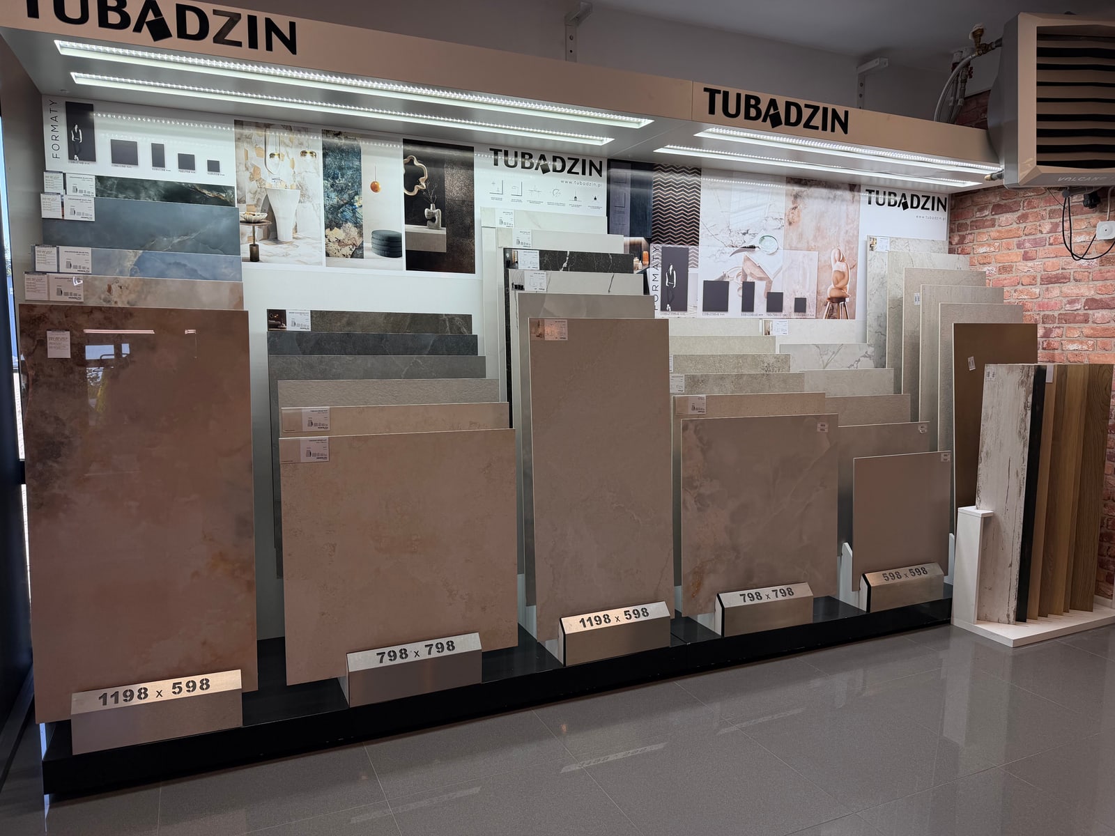 Ekspozycja płytek ceramicznych i wielkoformatowych w salonie POLNA w Działdowie